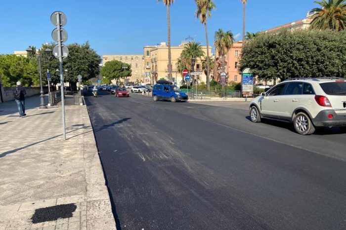 Taranto, asfalto nuovo a tempo di record in Piazza Castello