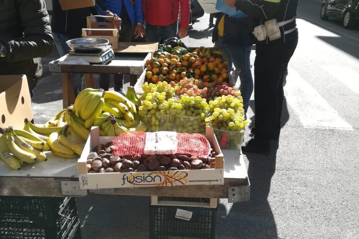 Taranto, vendita abusiva di frutta e verdura, intervento di Polizia Locale e Polizia di Stato