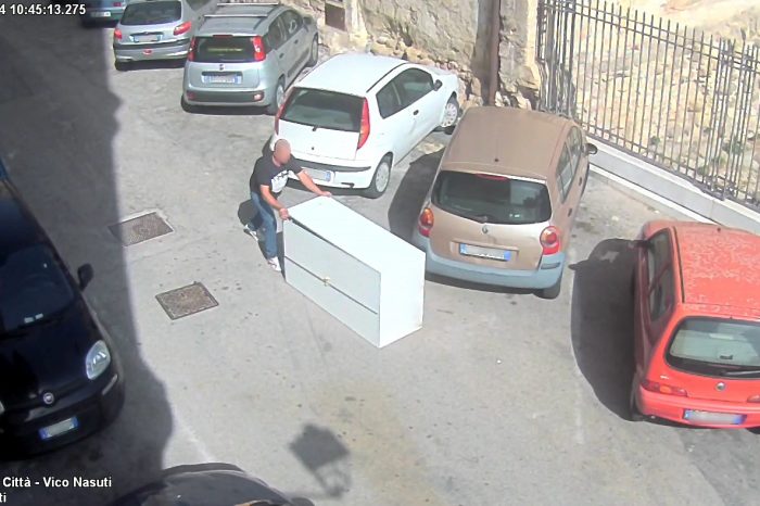 Taranto: Ingombranti abbandonati, le telecamere incastrano gli incivili