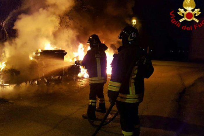 Taranto, quattro veicoli in fiamme nella notte