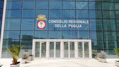 aula consiliare e documenti sulla riforma elettorale regionale