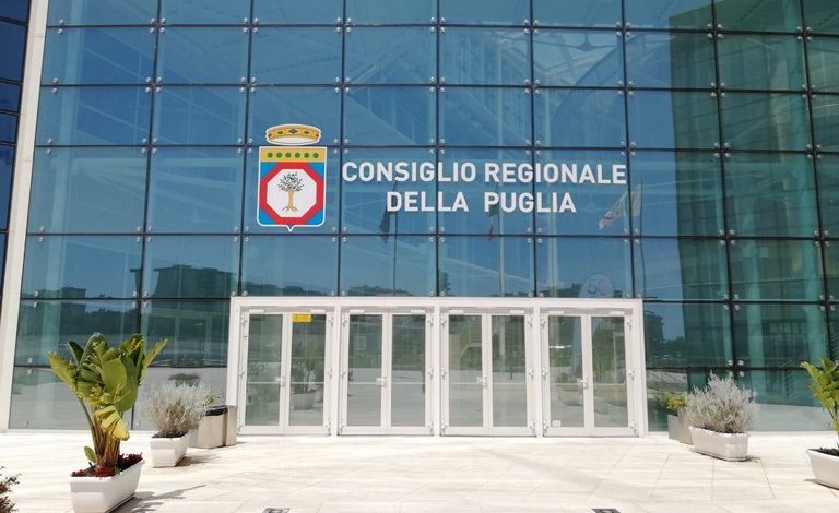 aula consiliare e documenti sulla riforma elettorale regionale
