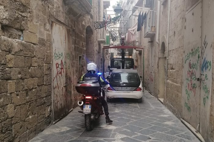 Taranto, controlli anti-Covid e recupero di veicoli abbandonati da parte della Polizia Locale