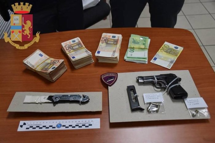 Taranto - Nascondeva 40mila euro e armi in camera da letto