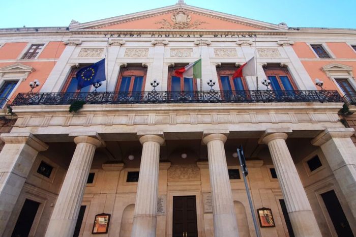 Bandiera a mezz' asta sui palazzi istituzionali di Bari
