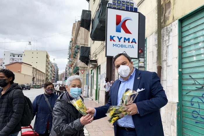 Paolo Castronovi regala mimose alle passeggere degli autobus di Kyma Mobilità