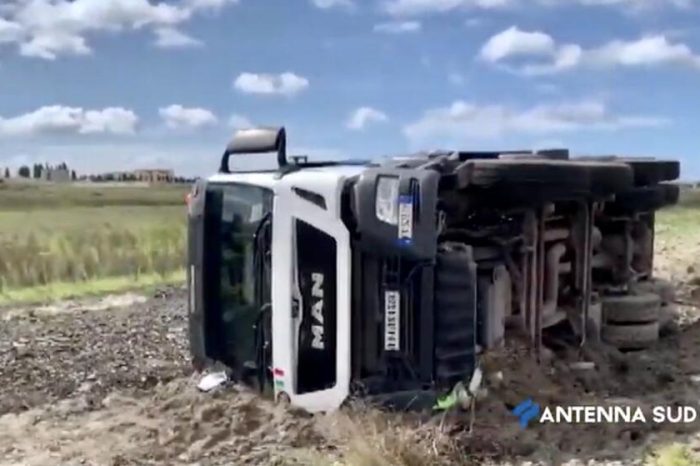 Taranto - Autocarro si ribalta, il conducente non è ferito