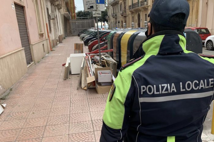 Taranto - Abbandono rifiuti in via Acclavio, interventi di Polizia Locale e Kyma