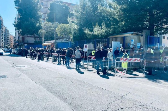 Taranto - Polizia Locale e Protezione Civile rendendo più fruibili gli accessi alle hub vaccinali