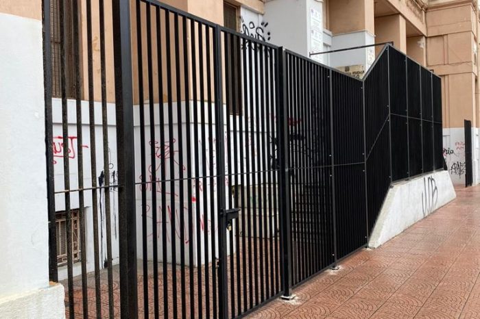 Taranto - Un nuovo cancello per la scuola “Bettolo”