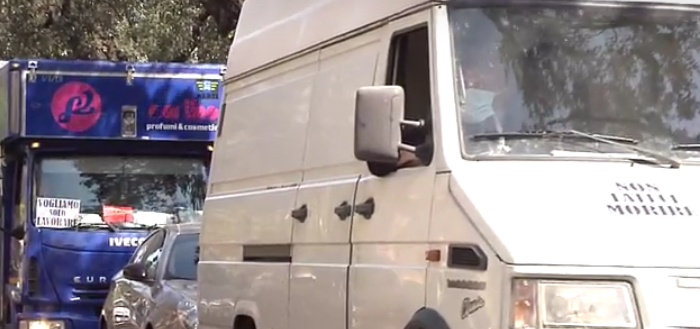 Lecce - Protesta degli ambulanti, camion e mezzi sfilano per la città