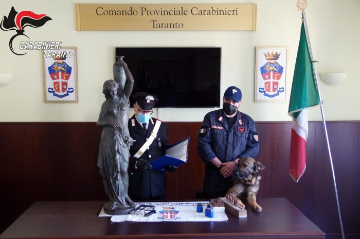 Massafra (TA): I Carabinieri arrestano un 35enne per detenzione di una pistola clandestina e ricettazione di una statua in bronzo, raffigurante un’ancella asportata dal comune di Taranto 