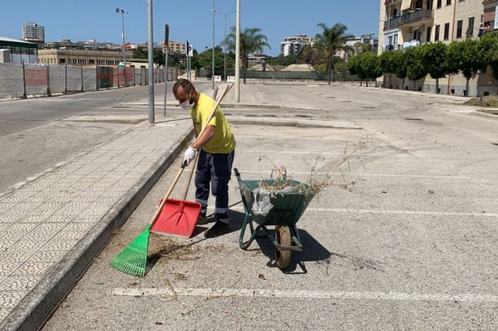 Taranto: proseguono gli interventi di manutenzione del verde pubblico