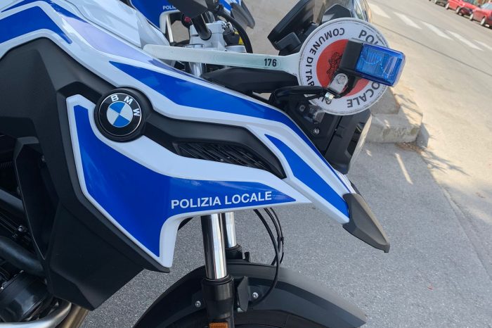 Taranto: i controlli della polizia locale su l'uso del cellulare alla guida