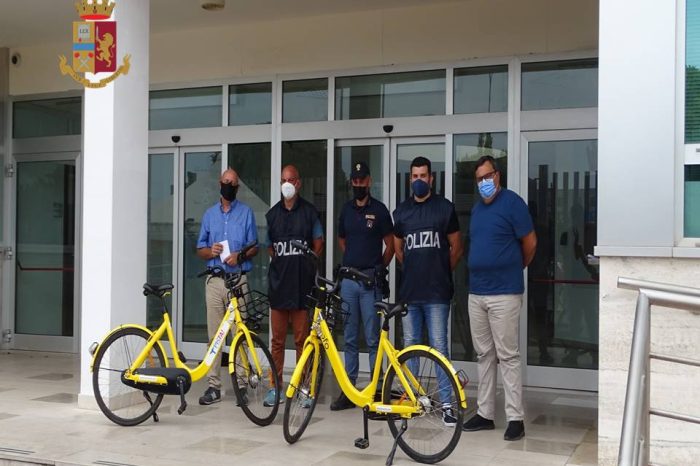 Taranto: trovate due bici “BikeSharing”:  la Polizia di Stato le riconsegna al Comune di Taranto