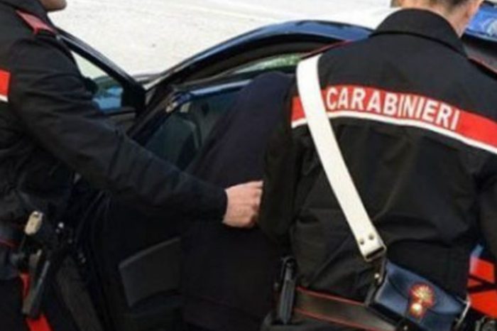Bitetto: minaccia di far saltare il comando dei Carabinieri con una bombola di gas, arrestato