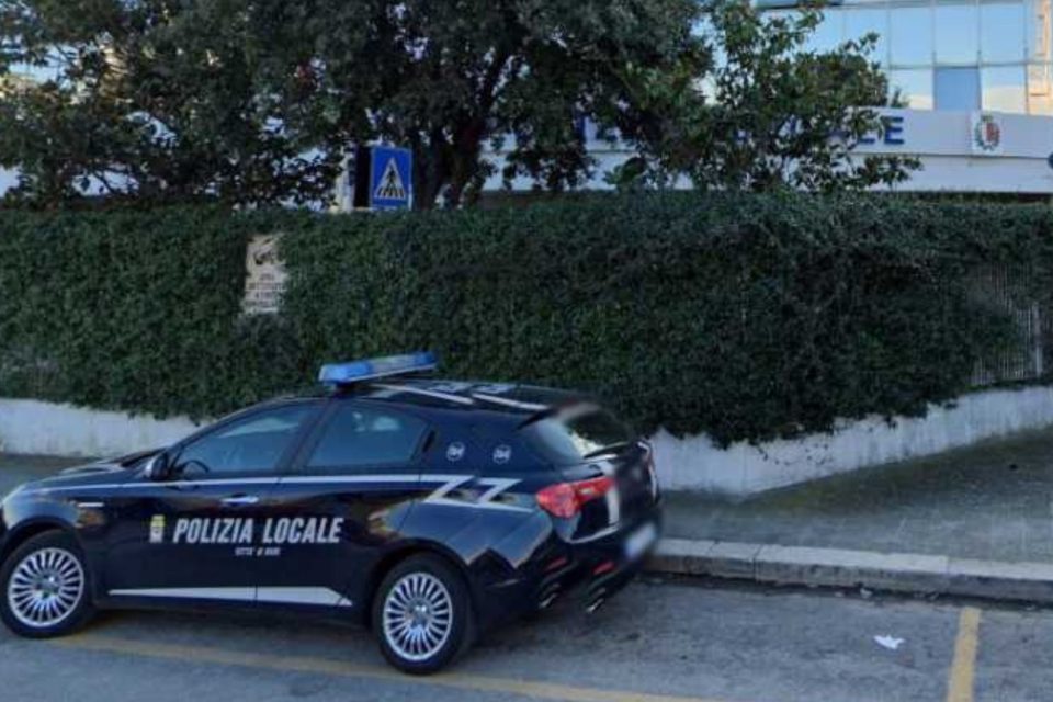 Polizia Locale Cerignola pusher colto in flagrante nella villa comunale.