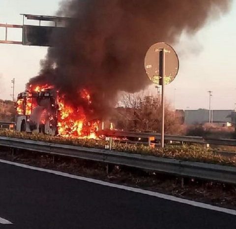 A14 Bologna- Taranto, chiuso il tratto tra Andria e Canosa in direzione Pescara, un pullman in fiamme