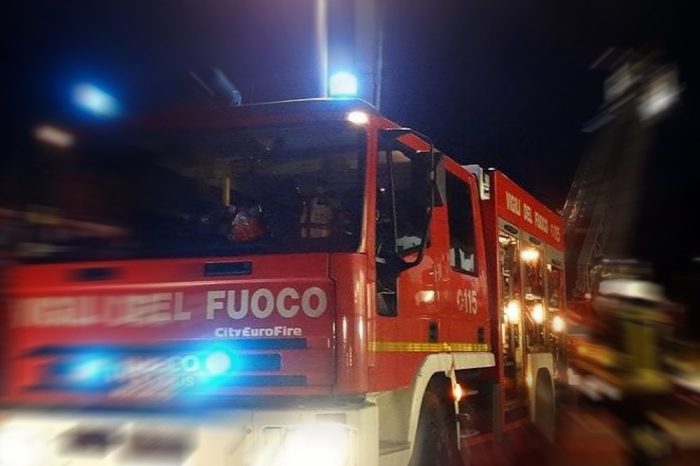 Lecce - Due auto e la casa di un imprenditore a fuoco