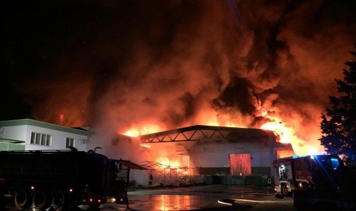 Bari: incendio in un fabbrica di lavorazione del vetro, fortunatamente nessun ferito