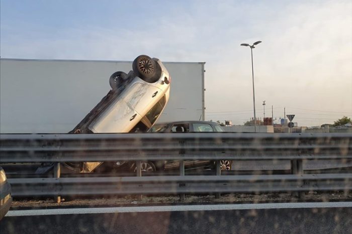Bari: auto si ribalta sulla statale 16 direzione sud, due feriti