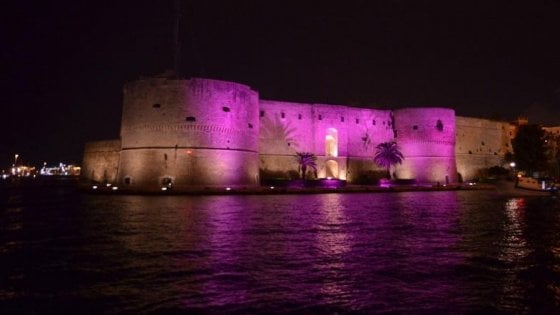 Taranto: giornata mondiale della fibromialgia, il Castello Aragonese s'illumina di viola