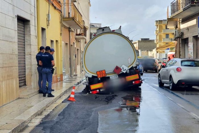 Mesagne: cede il manto stradale per la troppa pioggia, autocisterna rimane incastrata