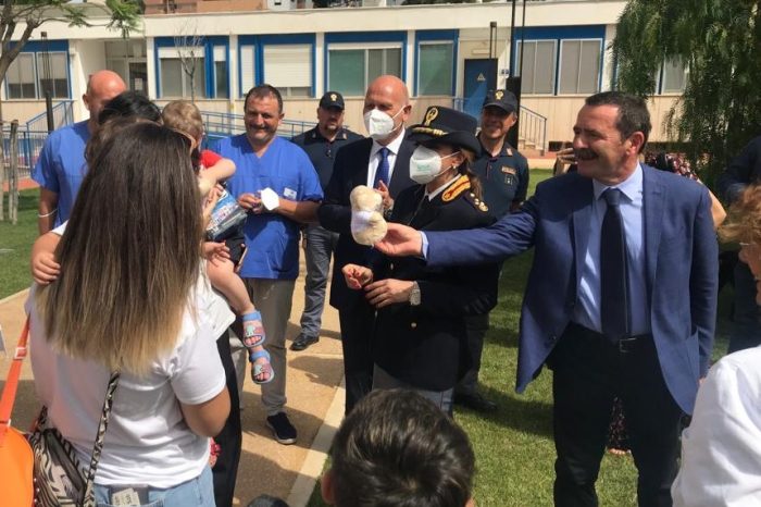 Bari: la Polizia di Stato fa visita ai bambini dell’Ospedale Pediatrico Giovanni XXIII
