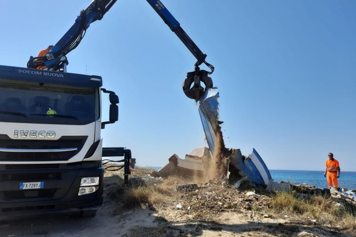 Taranto: blitz di Kyma Ambiente sulle spiagge, rimosse tutte le barche abbandonate