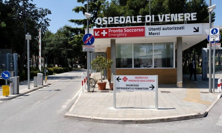 una pattuglia dei carabinieri davanti all’ospedale “Di Venere” di Bari o in zona Adelfia