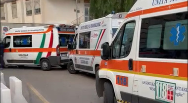 Lecce: Ambulanze in coda per ore all’esterno del “Vito Fazzi” con pazienti (per lo più covid) in attesa di essere accettati al pronto soccorso