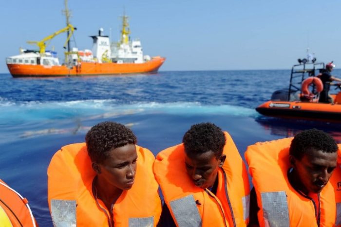 Taranto: sbarco di 106 migranti dalla GeoBarents della ong Medici senza frontiere