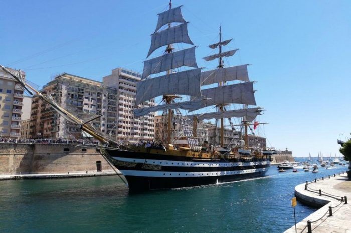 La nave scuola Amerigo Vespucci torna a Taranto