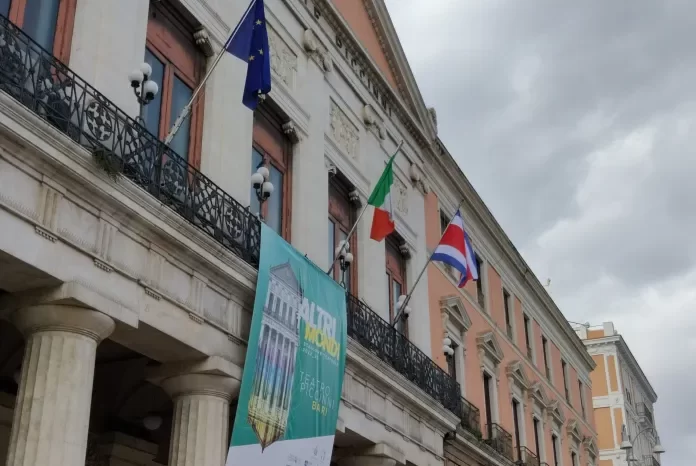 La bandiera della Costa Rica sulla facciata di Palazzo di Città nel 201° anniversario dell’indipendenza del Paese centroamericano dalla Spagna