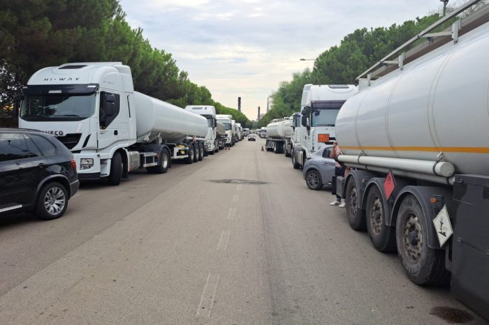 Taranto: blocco di 80 mezzi Eni vicino alla raffineria