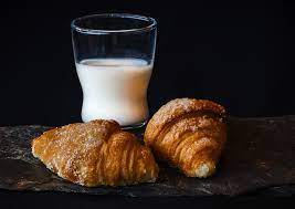 Coldiretti Puglia: "colazione amara, rincari alle stelle con il latte a +19% e il cornetto a +30%"