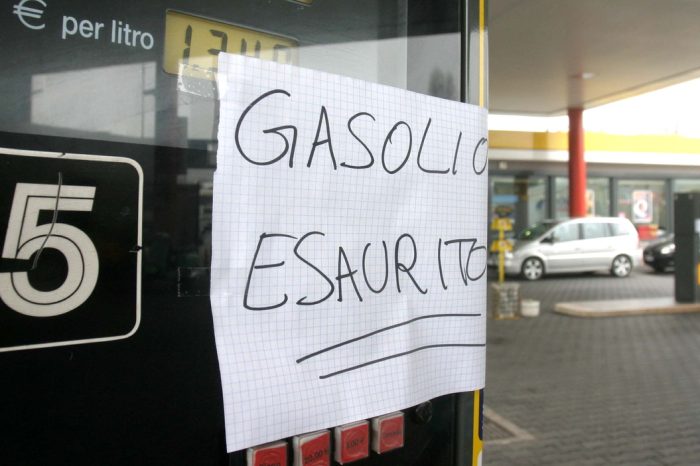 Coldiretti Puglia: "con la raffineria Eni di Taranto bloccata spuntano cartelli in molti distributori "carburante esaurito"