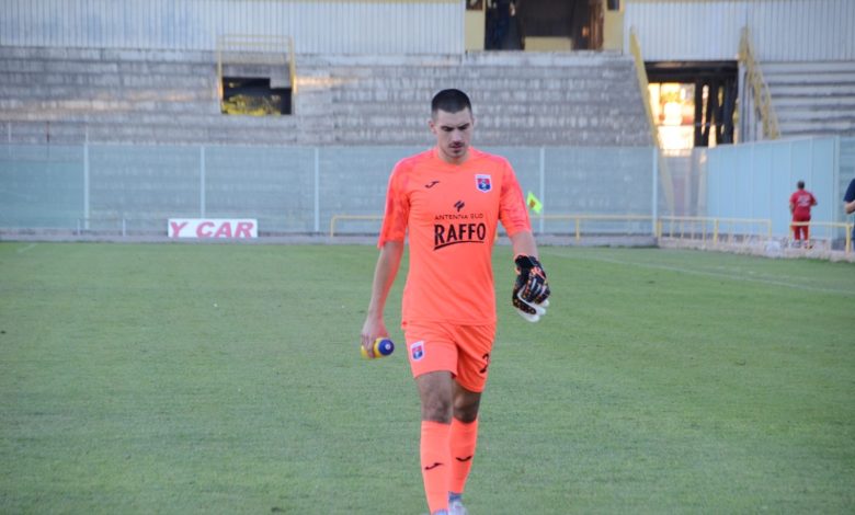Partita finita dopo 5 minuti, almeno nel risultato. Il Crotone va subito in rete in seguito ad una punizione di Chiricò, traversa e gol di Crialese