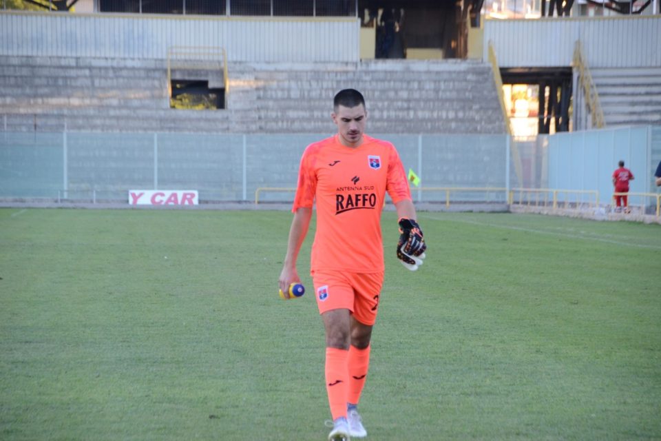 Partita finita dopo 5 minuti, almeno nel risultato. Il Crotone va subito in rete in seguito ad una punizione di Chiricò, traversa e gol di Crialese