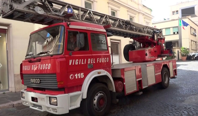 Bari: i vigili del fuoco intervengono con l'autoscala per aiutare un uomo obeso