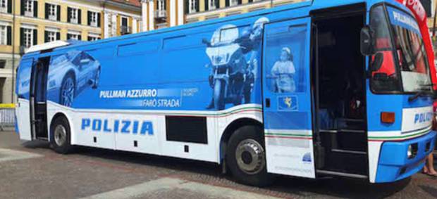 Il pullman azzurro della Polizia fa tappa a Bari