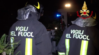 Vigili del fuoco al lavoro durante l’incendio a Bitritto in un parcheggio interrato.