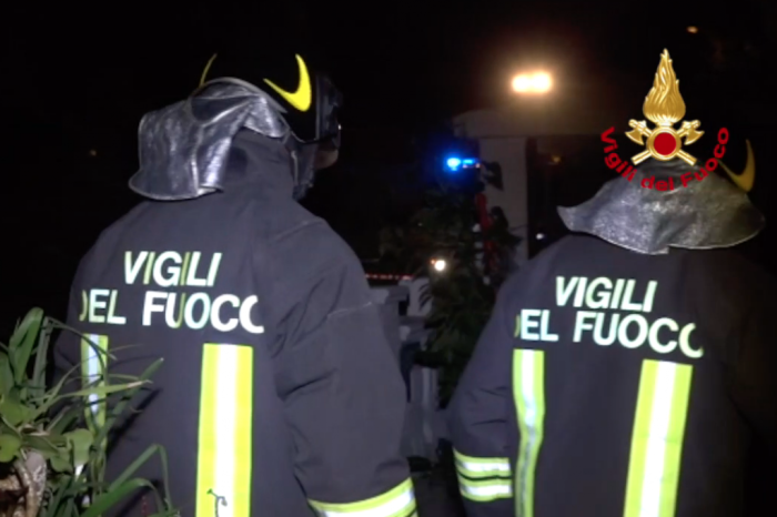 Lecce: porta-finestra precipita dal terzo piano, auto distrutta