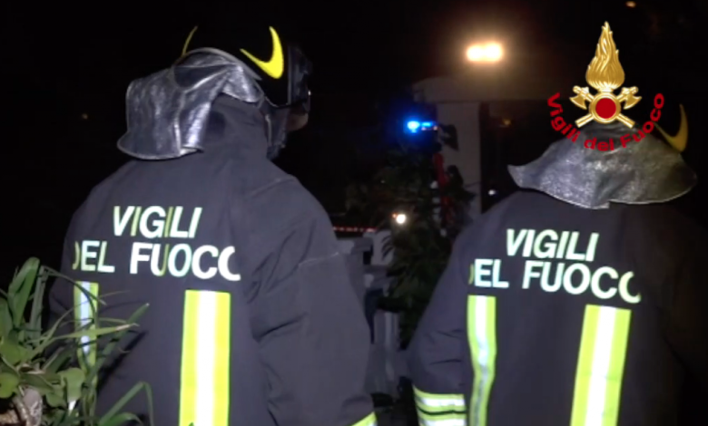 Vigili del fuoco al lavoro durante l’incendio a Bitritto in un parcheggio interrato.