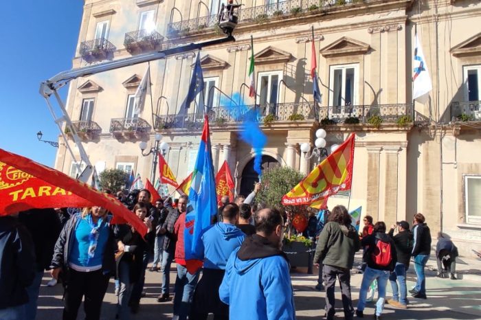 Taranto: la protesta degli operai in marcia verso il Comune