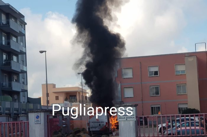 Manduria: furgone prende fuoco nell'atrio della scuola alunni evacuati