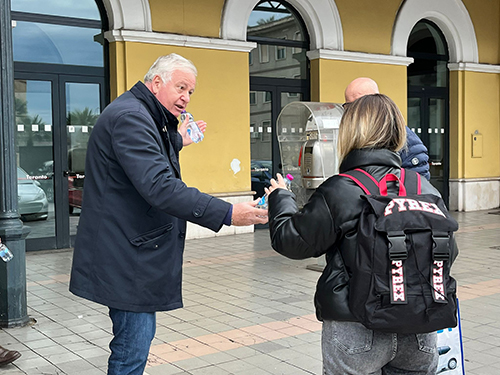Taranto - Di Gregorio (Pd) distribuisce bottigliette d'acqua alla stazione