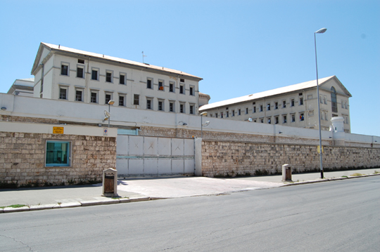 Bari: detenuto pestato in carcere, arrestati tre agenti di Polizia Penitenziaria