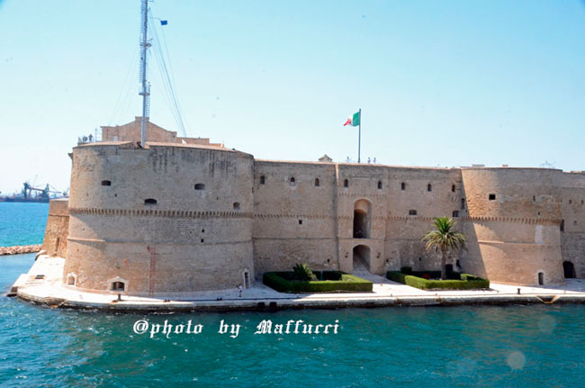 Taranto -Il Castello Aragonese s’illumina di viola