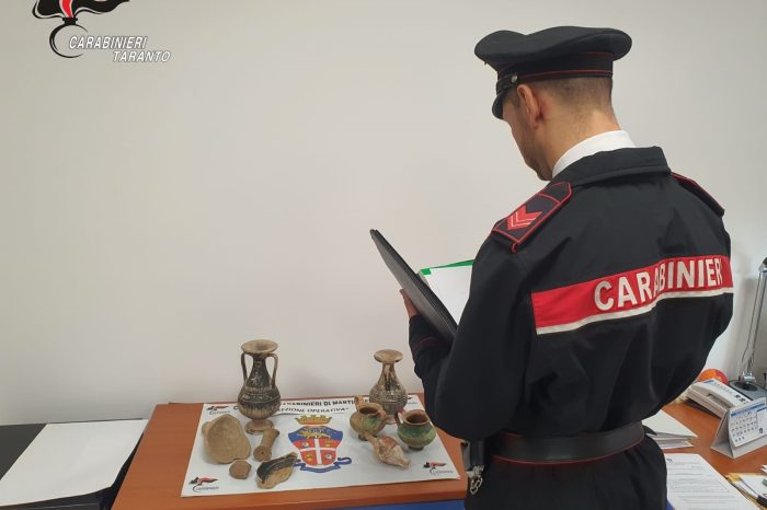 Taranto – I Carabinieri trovano in casa reperti archeologici. Finisce nei guai una 48enne